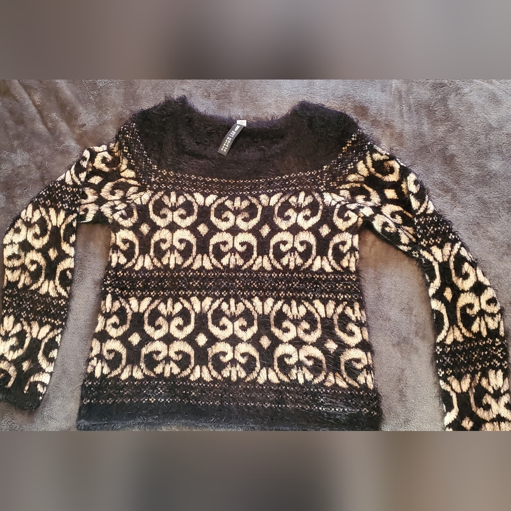 Design Lab Sweater Black and Cream Size: Small
